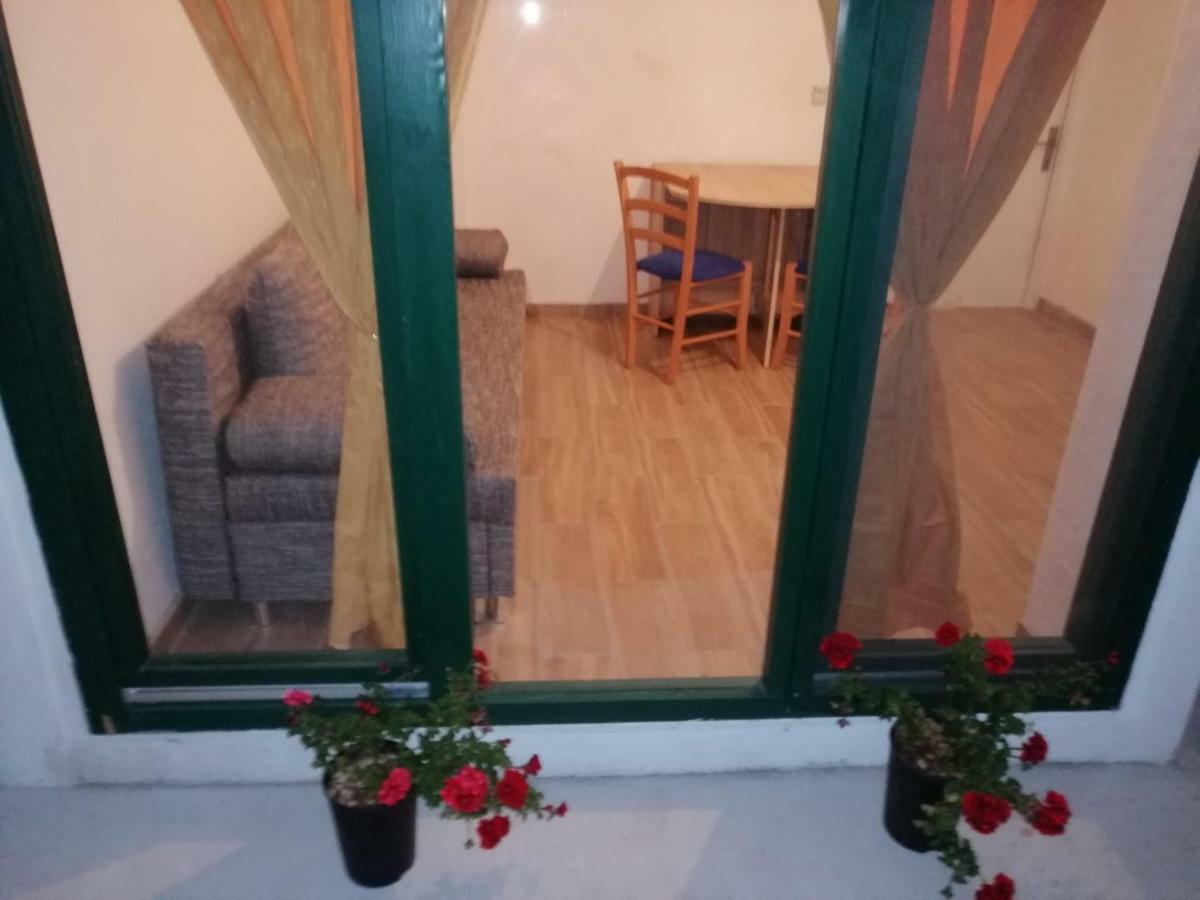 Apartman Milica Golubic  エクステリア 写真